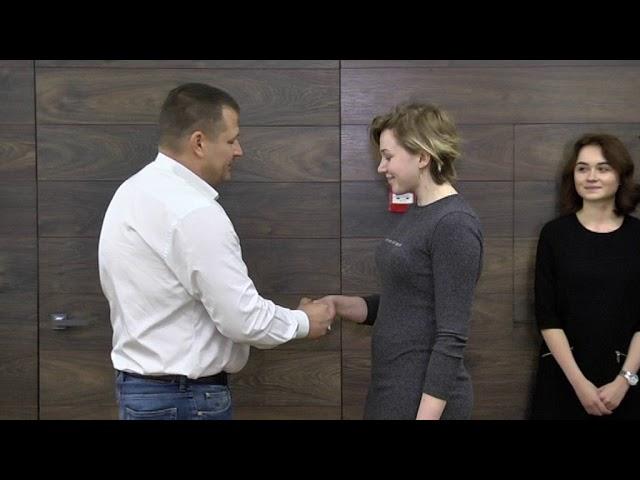 Борис Філатов вручив 100 тисяч містянам, які допомогли затримати вандалів