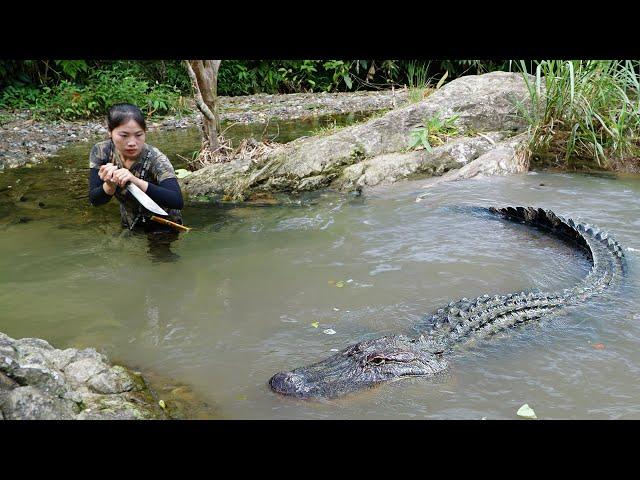 crocodile attack, catch stream fish, perfect survival shelter, survival alone