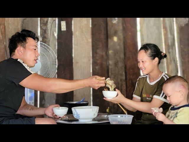 Binh goes to the market to sell bamboo shoots - buys nutritious pig's feet for his wife and children