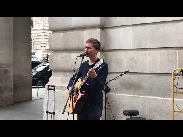 Leonard Cohen, Hallelujah (cover) - busking in the streets of London, UK