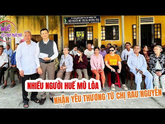 Niềm vui xúc động trao quà từ chị Rau Nguyễn cho người khiếm thị ở Hương Trà, thành phố Huế