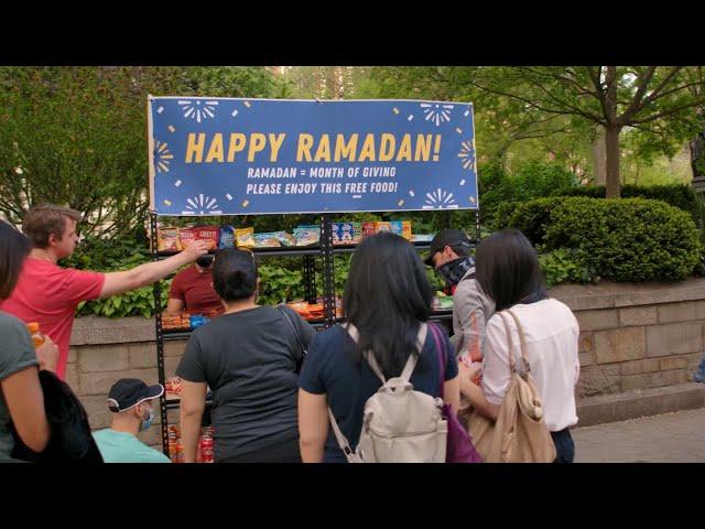 Giving Strangers Free Food in Ramadan!