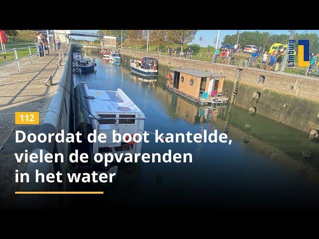 Boot slaat om in sluis Linne bij zakken waterpeil