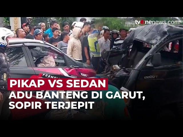 Benturan Dahsyat! Mobil Pikap dan Sedan Tabrakan, Terbalik di Tengah Jalan | OneNews Update