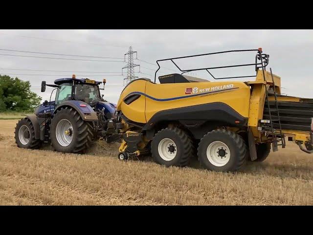 New Holland T7.315 with New Holland Big Baler 1290 High Density Square Baler - Straw Baling 2021