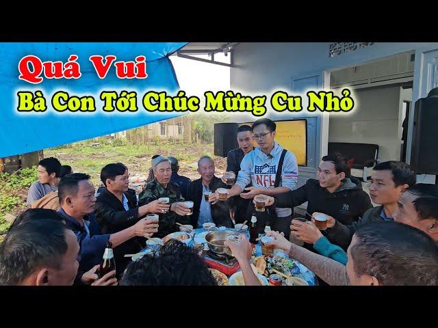 Quá Vui, Bà con hàng xóm đến chúc mừng Cu Nhỏ có nhà mới