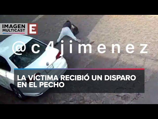 Asalto en CDMX: Intenta robar auto, balea a víctima y... se tropieza al huir