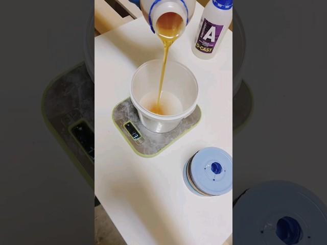 Заливаем жидкий пластик в силиконовые формы  #своимируками #фигурки #ручнаяработа #shorts
