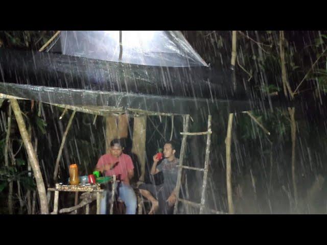 camping hujan deras || 3 hari membuat shelter tingkat dua di hutan