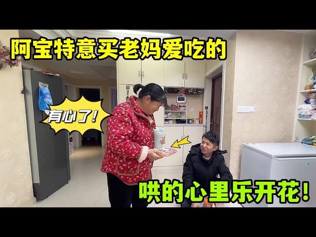 阿寶帶倆娃逛超市，特意買老媽愛吃的零食，心裏默默記掛著！