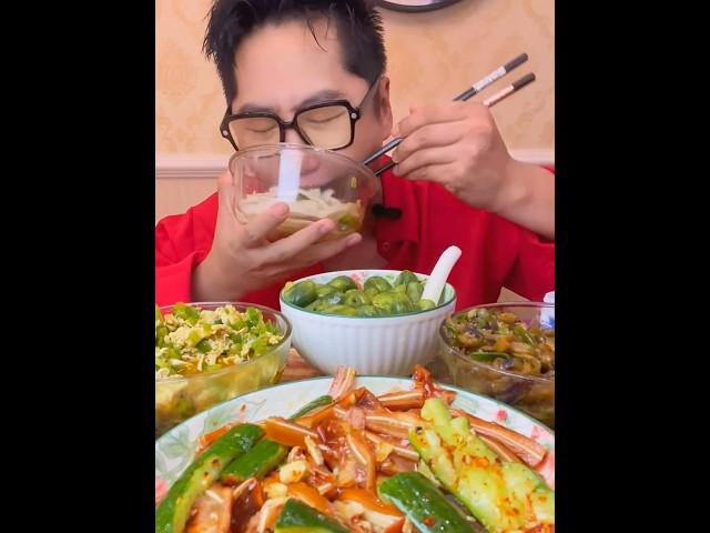 The hand-rolled noodles made by my mom are so delicious. Do you like hand-rolled noodles?#eating