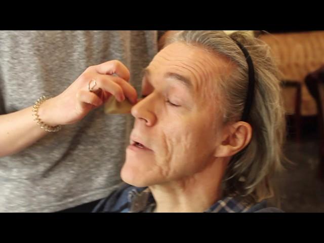 Christian Deix entspannt in der Maske