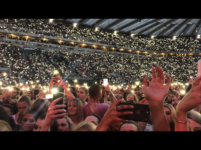 Ed Sheeran Performing Perfect Live | Crowd Singing | Wembley Divide tour *LIVE PROPOSAL*