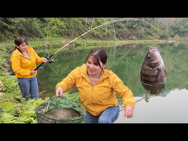 Fishing on the lake is a girl's daily life.