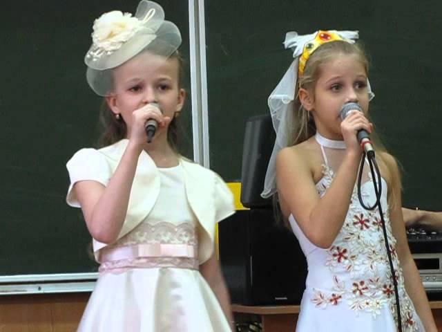 "Три белых коня" из к/ф "Чародей". Исполняют: Фильченко Таисия, Левина Елизавета.