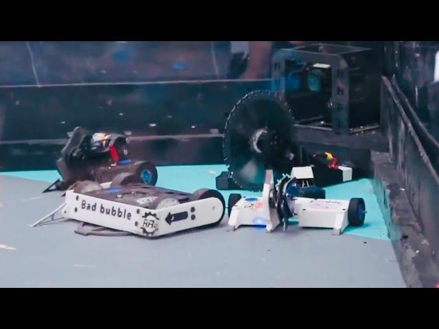 4 Mini Battle Robots vs. 1 Deadly Robot (Absolute Chaos!)