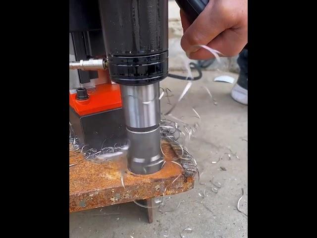 Magnetic electric drill to drill steel plate proce- Good tools and machinery make work easy