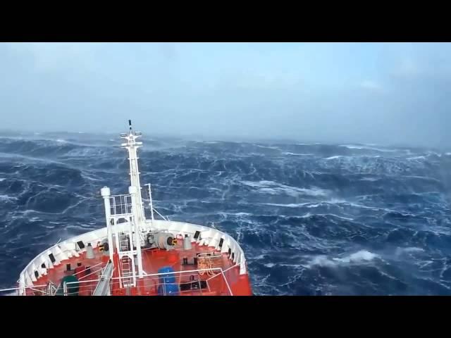 Безумный шторм в Индийском океане