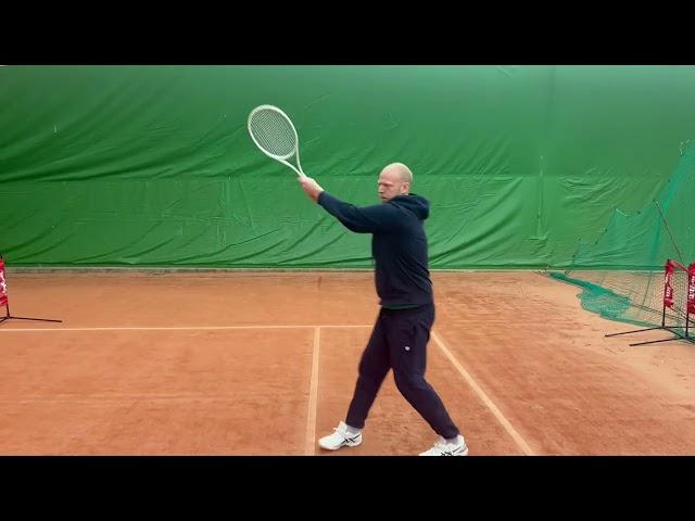 Treffpunkt foran kroppen backhand
