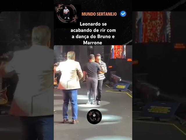 Leonardo se acabando de rir com a dança do Bruno e Marrone