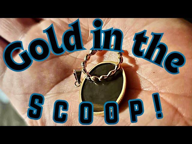 Beach Metal Detecting | Gold In The Scoop !