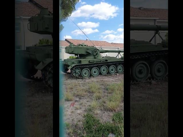 Танк, военная техника с интересной пушкой.