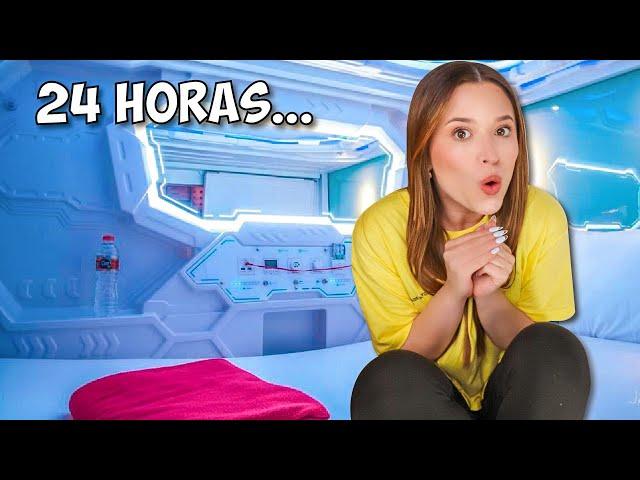 24 horas en el hotel MAS PEQUEÑO del mundo *es miniatura* | Laura Mejia