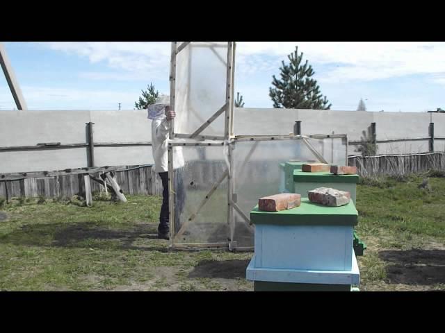 Палатка для работы с ульями в холодную погоду.