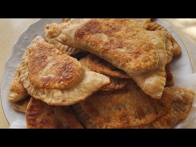 Готовила днями чебуреки с зеленым луком.