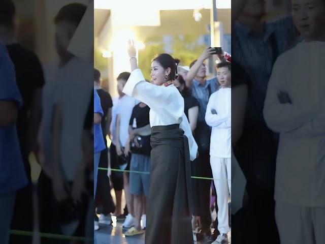 Tibetan ladies dance only for the joy of mood. Tibetan Culture Guozhuang Dance Chunxi Road Street P