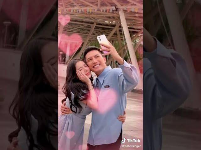 Anh Tú & LyLy ôm nhau selfie cực tình tứ