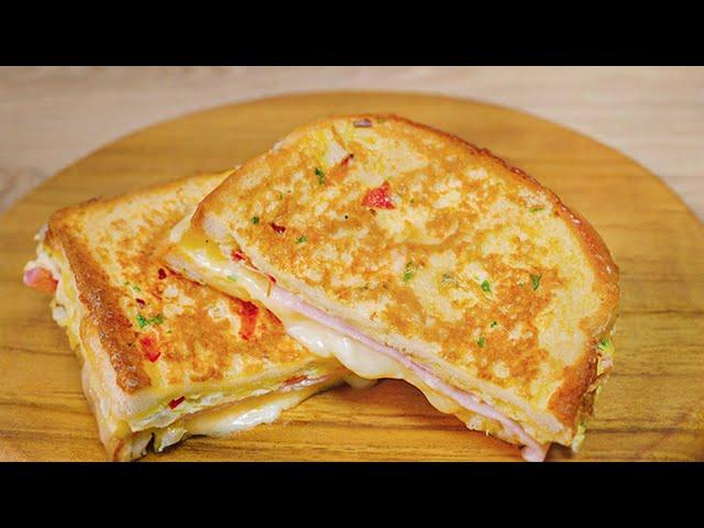 How To Make One Pan Egg Toast! Easy & Delicious Omelette Sandwich Recipe