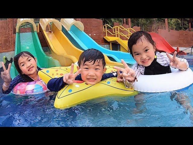 水上樂園滑梯 游泳挑戰！親子互動遊戲 短劇 旅行~Water Park Fun For Kids！