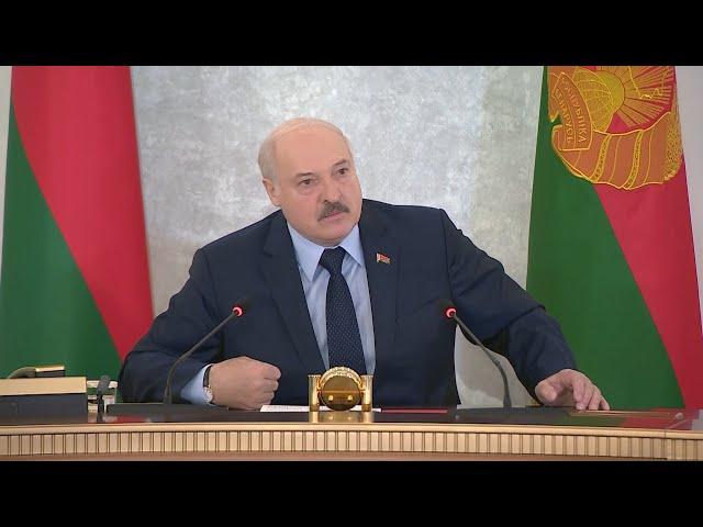 Лукашенко: У нас коров по ночам режут и продают в Россию! А милиция у него масочников ловит!