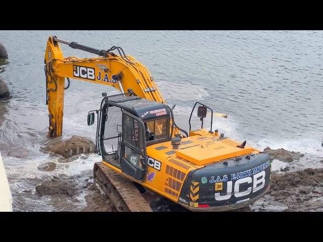 JCB JS205 Excavator digs expels Sand to remove Water Tank pipe Blockage in Thamirabarani River