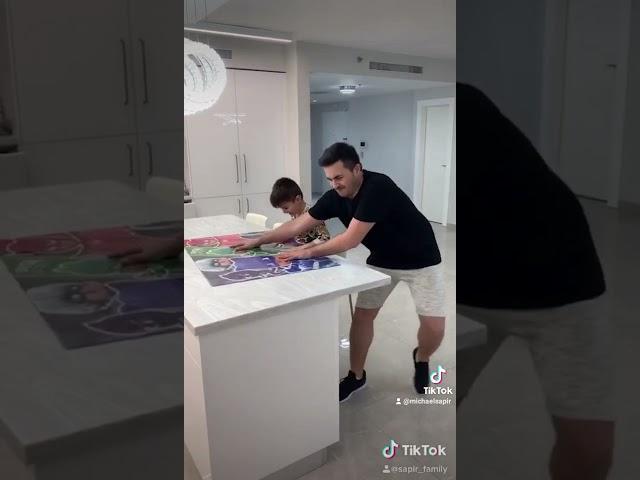 מיכאל הורס לאלרועי את הפאזל 