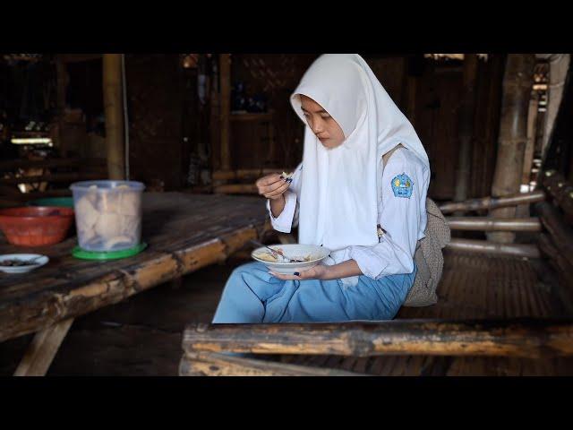 MILLIONS OF PEOPLE ARE CRYING! EAT WITH SOY SAUCE | ORPHAN GIRL MISSING MOTHER | SIMPLE VILLAGE GIRL