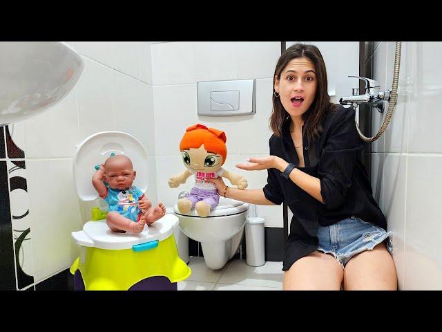 Ayşe, Ela'nın tuvalet eğitimi için klozet getiriyor! Bebek bakma oyunları