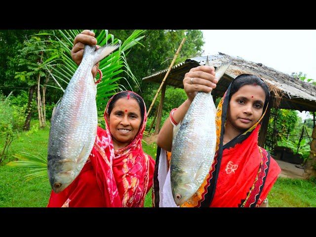 ইলশে গুড়ি বৃষ্টির মধ্যে জোড়া ইলিশের কচু পাতায় ভাপা রান্না | Two Big Hilsha fish Recipe in rice