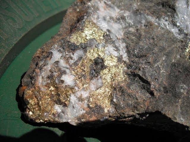 HOW TO TELL THE DIFFERENCE  BETWEEN GOLD and PYRITE