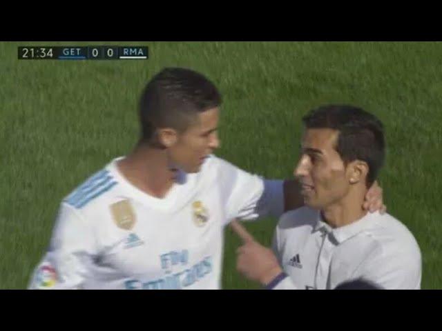 A fan enters the pitch to hug Cristiano Ronaldo ▶ REAL MADRID VS GETAFE 0-0 LA LIGA