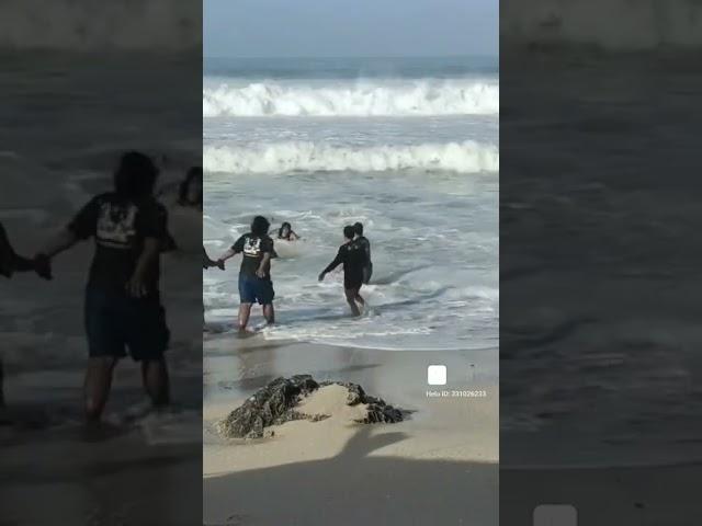 laut jawa ngamuk lagi:4 wisatawan terseret ombak