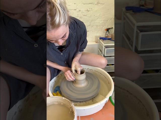 Витой стакан на гончарном круге #pottery #swirlymug #керамика