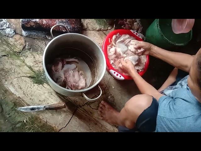 BERBAGI REJEKI Keseruan masak besar di kampung pakai tungku kayu bakar