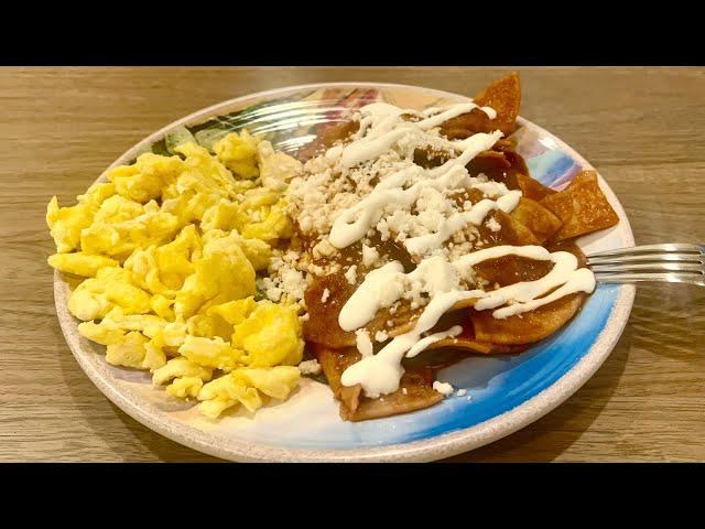 Chilaquiles con cebolla y huevo. Riquísimos! #chilaquiles