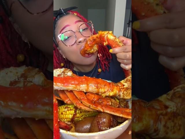 I made a seafood boil  #asmr #seafood #seafoodboil #kingcrab #shrimp #snowcrab #mukbang