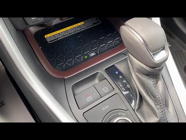 WIRELESS CHARGING - HOW TO - The new wireless charging in new 2020 Toyota vehicles