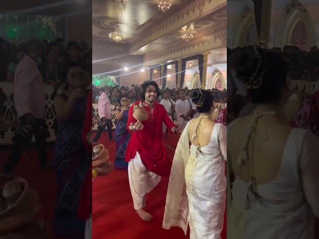 Tanisha Mukherjee performs VIRAL Dhunuchi naach with grace #tanishamukherjee #durgapuja #shorts