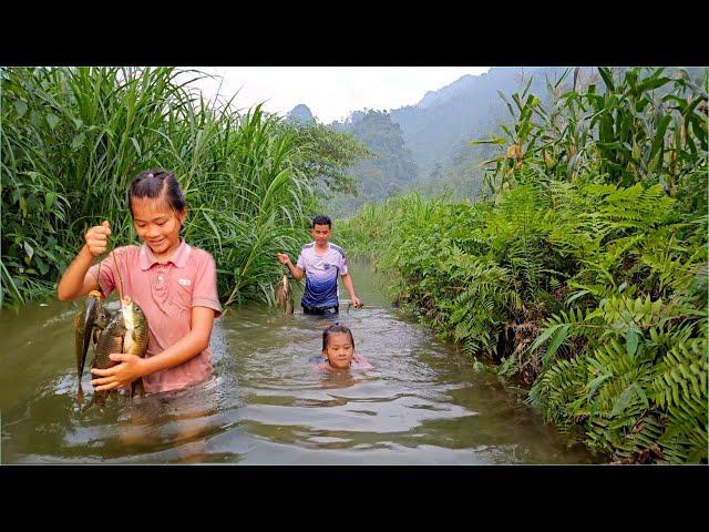 After sowing seeds for the new crop, Phuong Vy and  uncle followed the stream to catch fish to eat