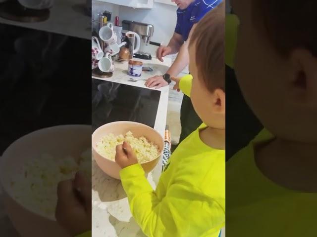 Маленький помогайчик , делаем сырники  mums little helper 